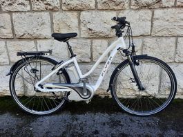 Beau vélo de ville électrique Flyer blanc