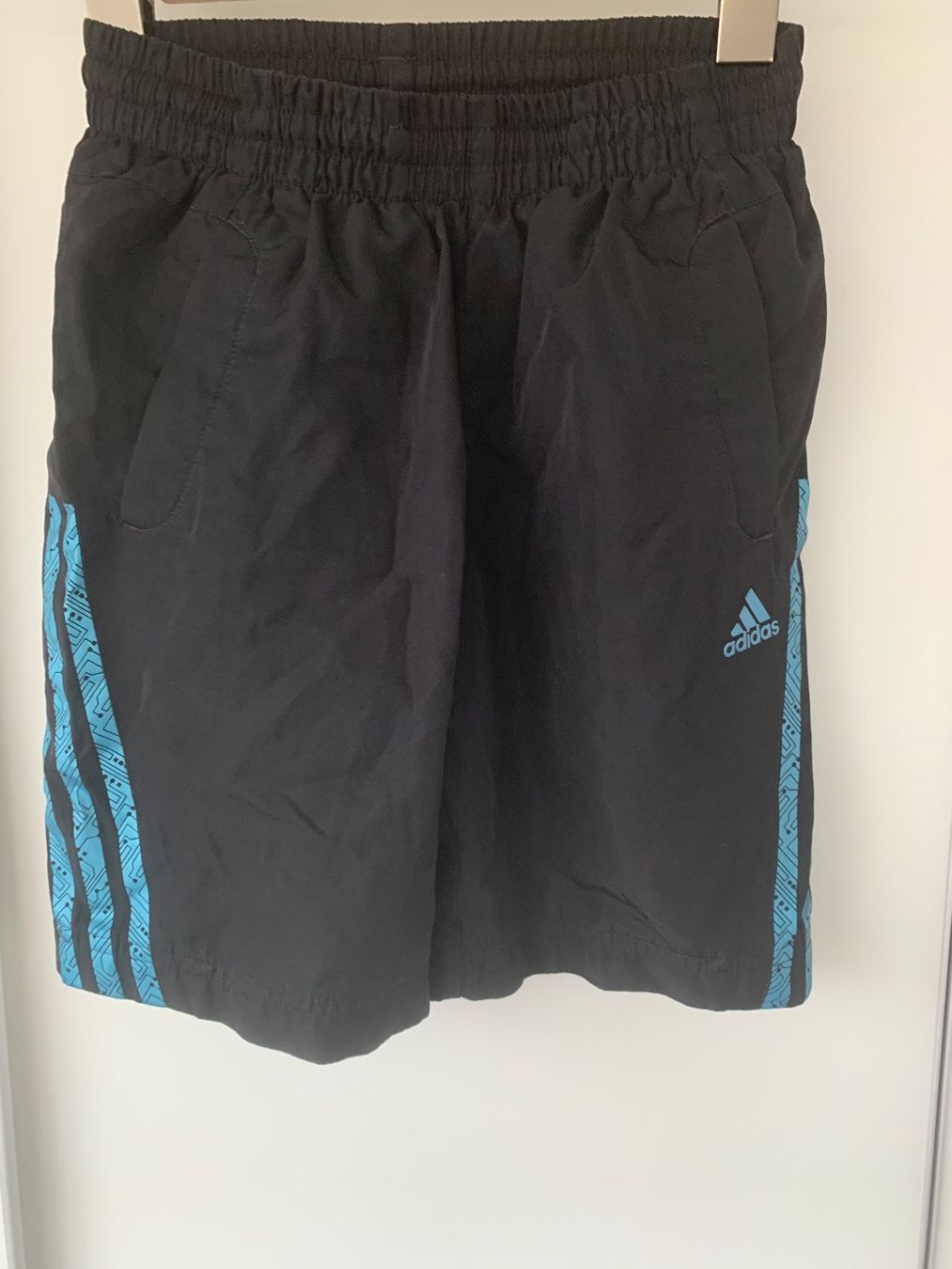 Adidas Hosen: Adidas Sporthose Gr 128 – Gebraucht aus Mettmenstetten von _4_YOU_