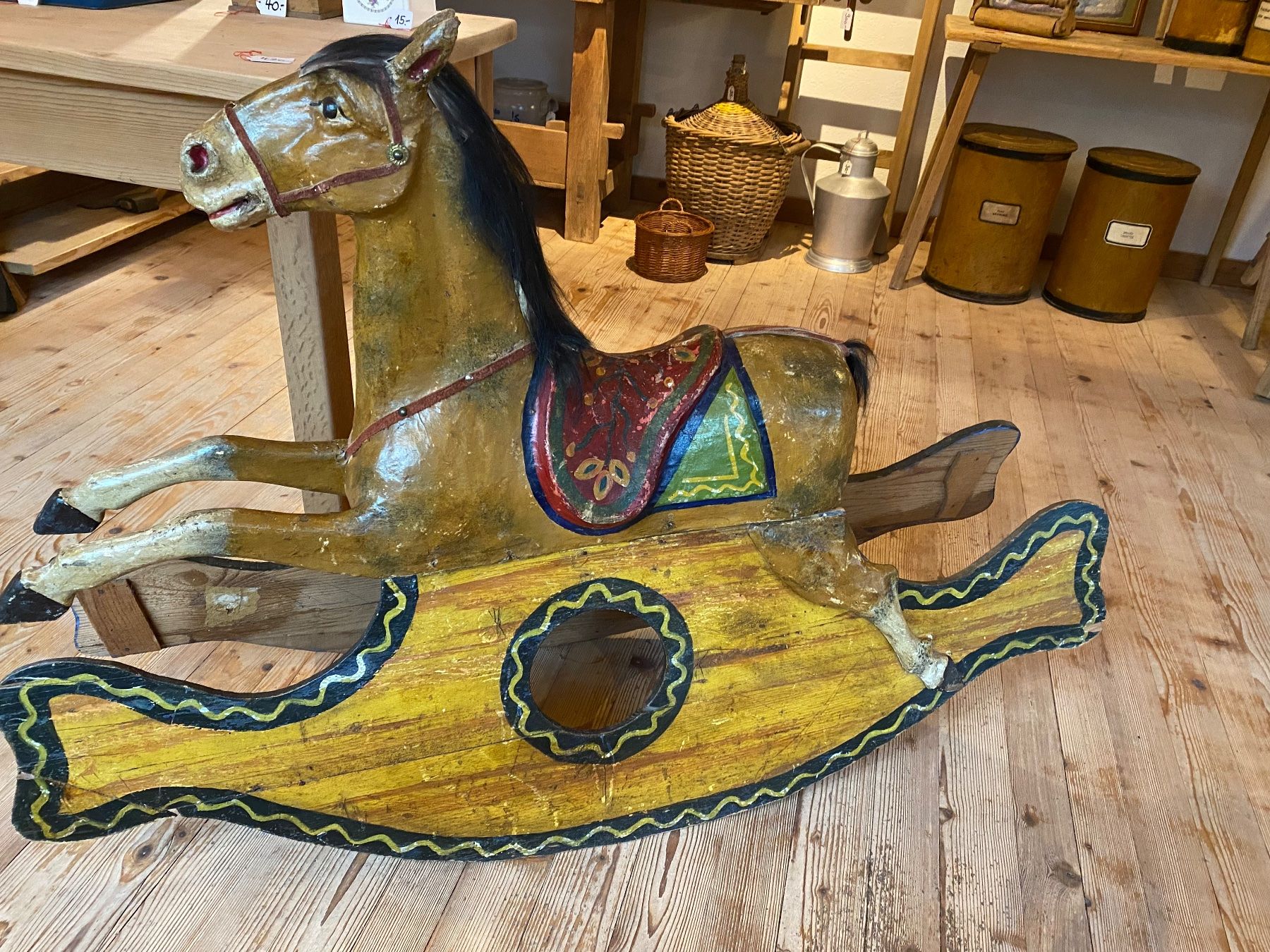 Jouets: Altes Schaukelpferd – D'occasion à Lenk im Simmental par gwustu