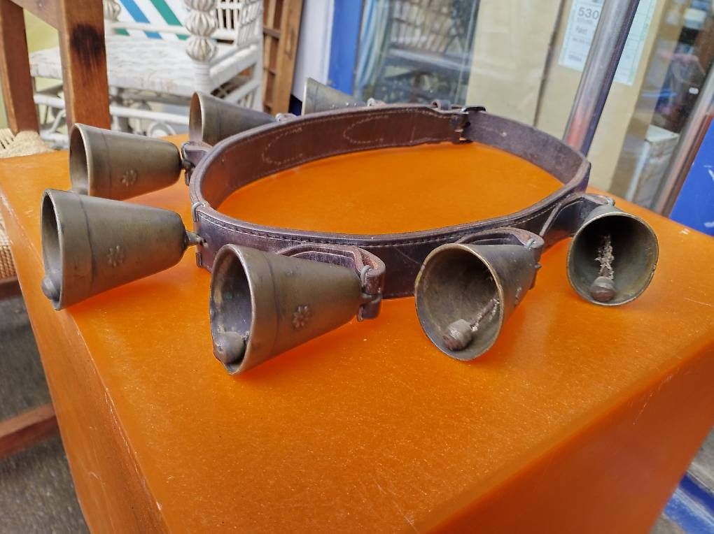 Campanacci mucche: Schönes altes Pferdegeschell mit 7 Glocken – Usato da Mühlehorn venduto da Flohmarkt-Walensee 2