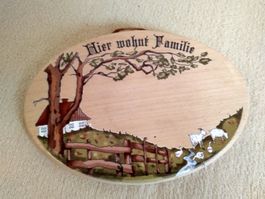 Holzschild "Hier wohnt Familie" - Handbemalt