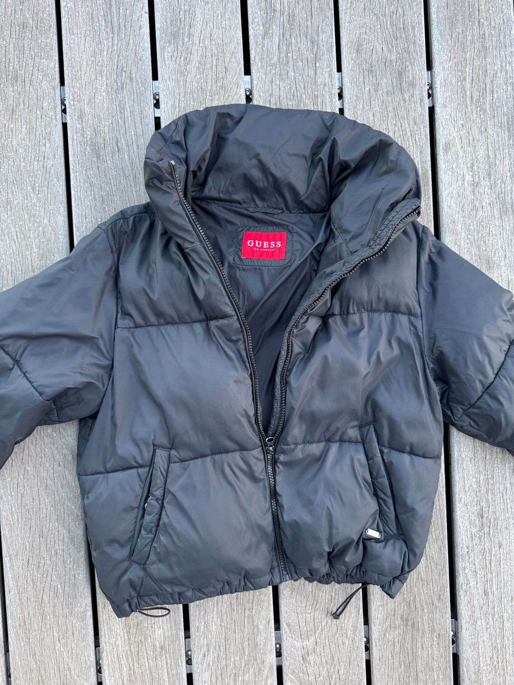 Jacken: Guess jacket – Gebraucht aus La Chaux-de-Fonds von slishwardrobe
