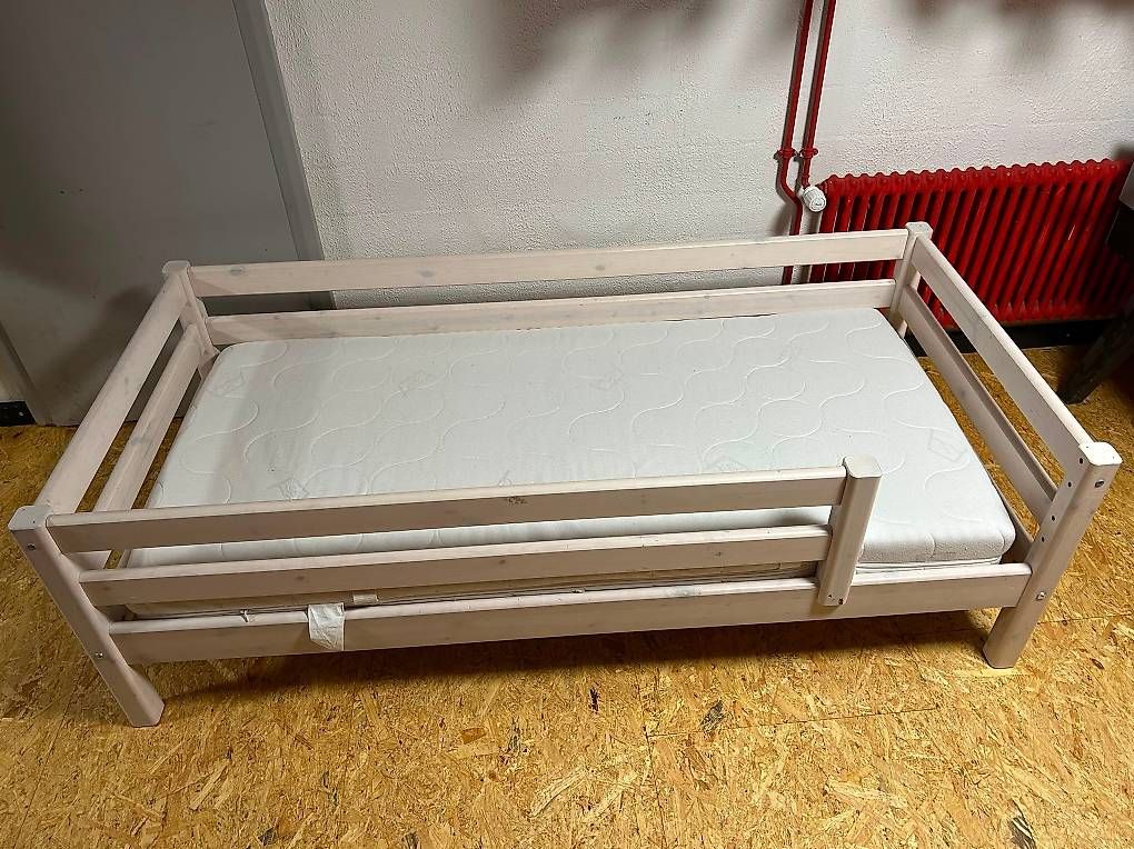 Betten: Flexa Bett mit Umrandung 90x200 – Gebraucht aus Möhlin von 1binki