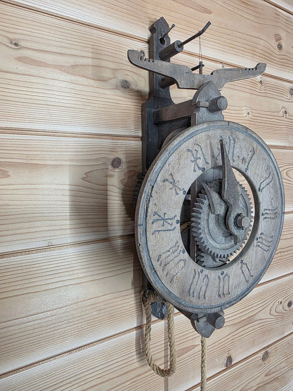 Orologi da terra & Orologi da parete: Ancienne pendule murale en bois – Difettoso da Choëx venduto da Artelier25 6