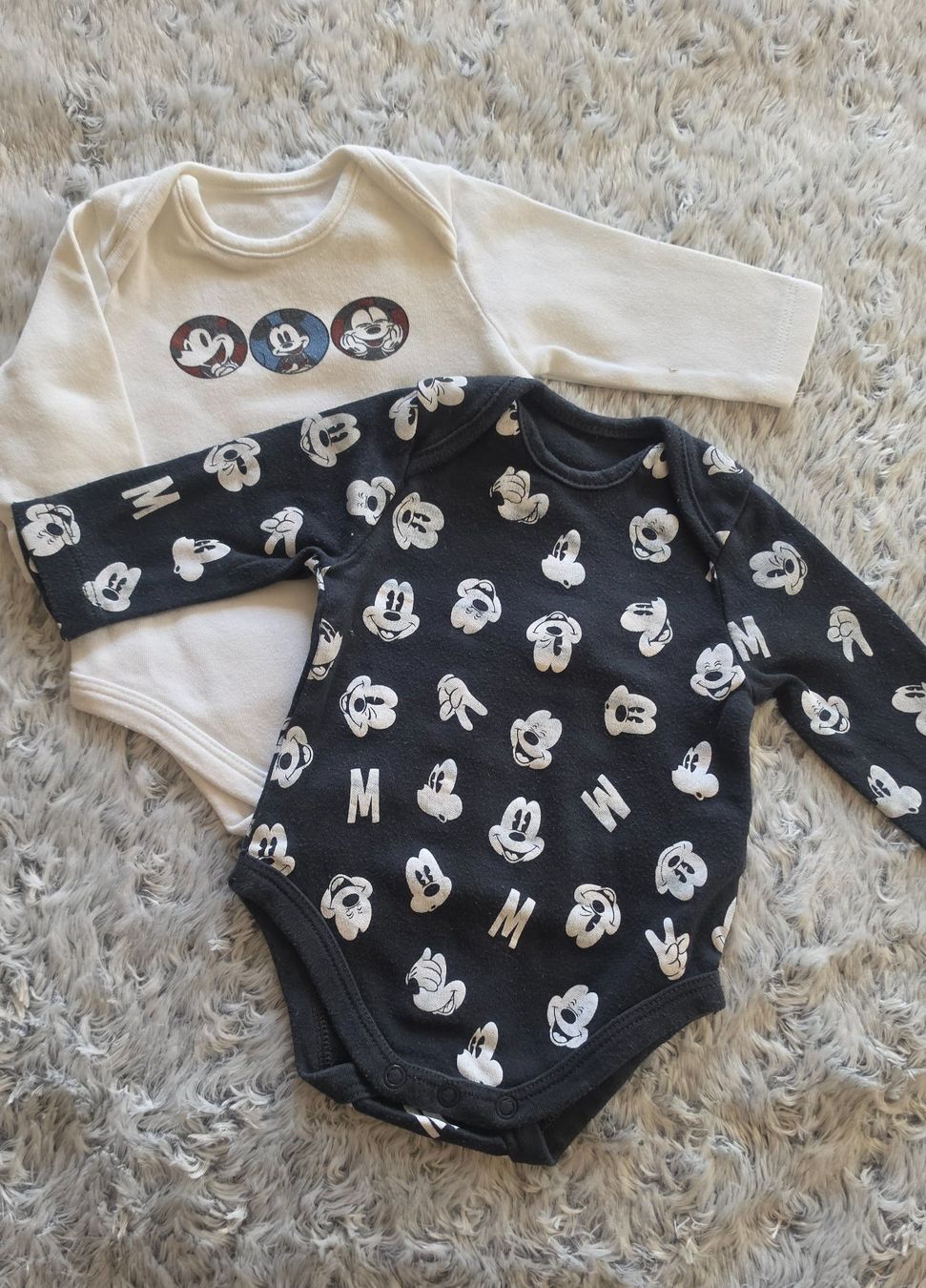 Lotti & Set di vestiti: Lot de 2 bodies Mickey bébé taille 56 – Usato da Chippis venduto da tom_lt6g