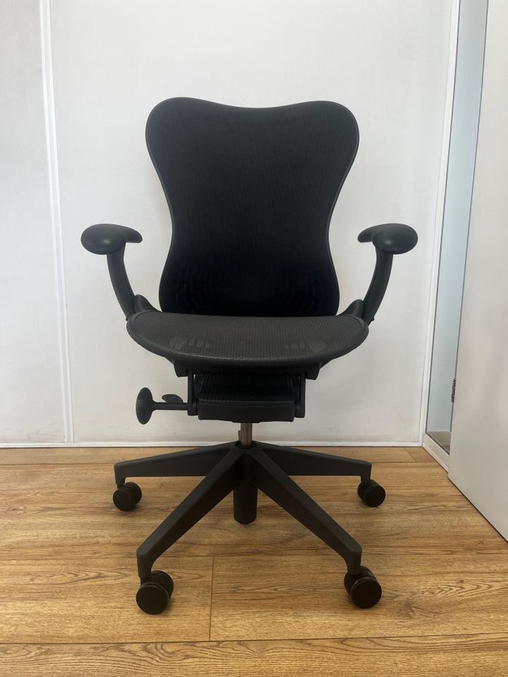 Herman Miller Chaises: Herman Miller Mirra 2 Graphite Butterfly – D'occasion à Purmerend par Offeco