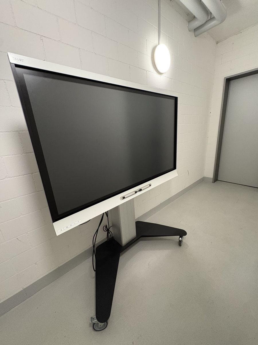Ecrans: Interaktives Display Sharp mit elektrisch Ständer für Höhe. – D'occasion à Elgg par Ermir17