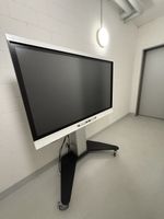 Interaktives Display Sharp mit elektrisch Ständer für Höhe.