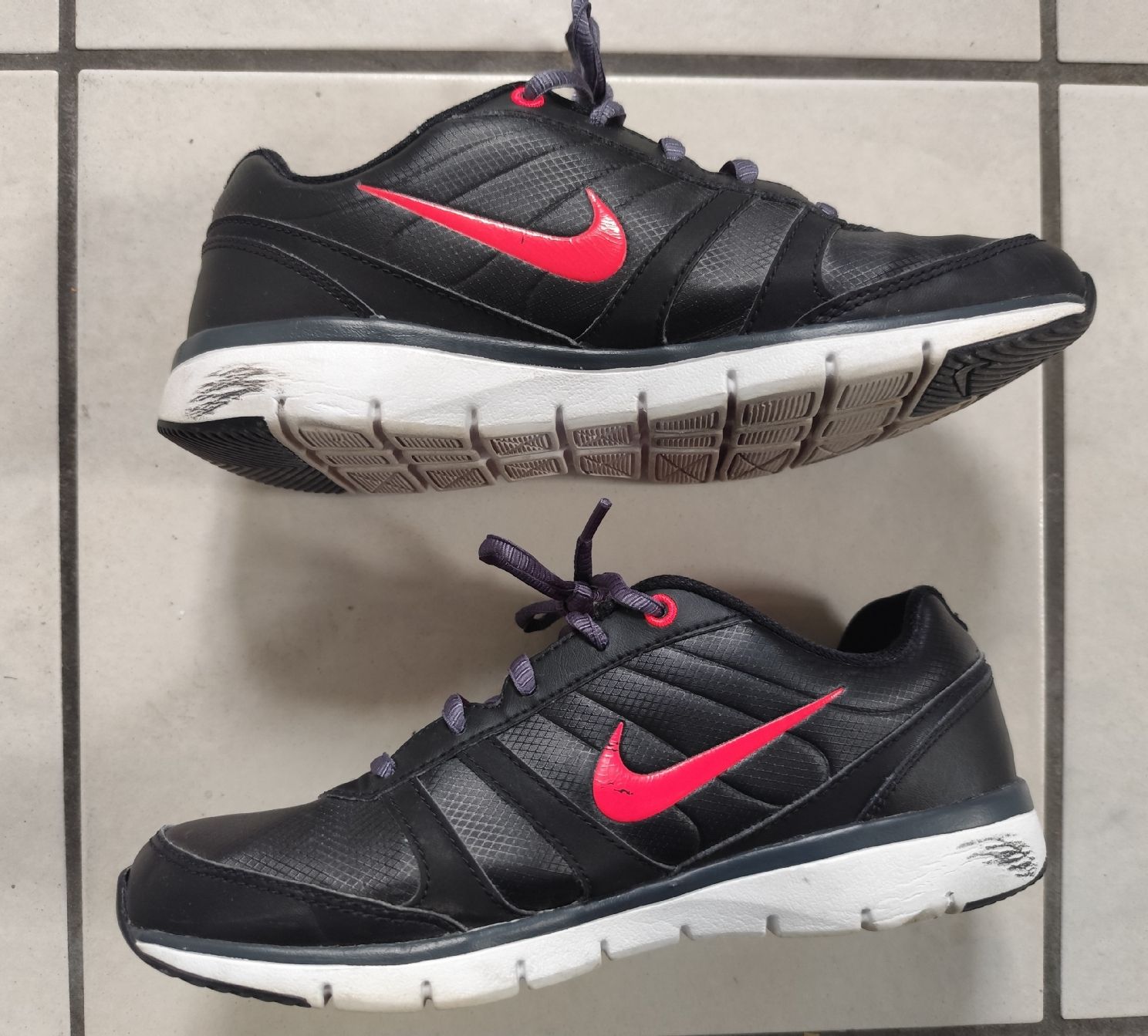 Nike Scarpe da donna: Nike Turnschuhe Gr. 37.5 – Usato da Hütten venduto da blacktea 2