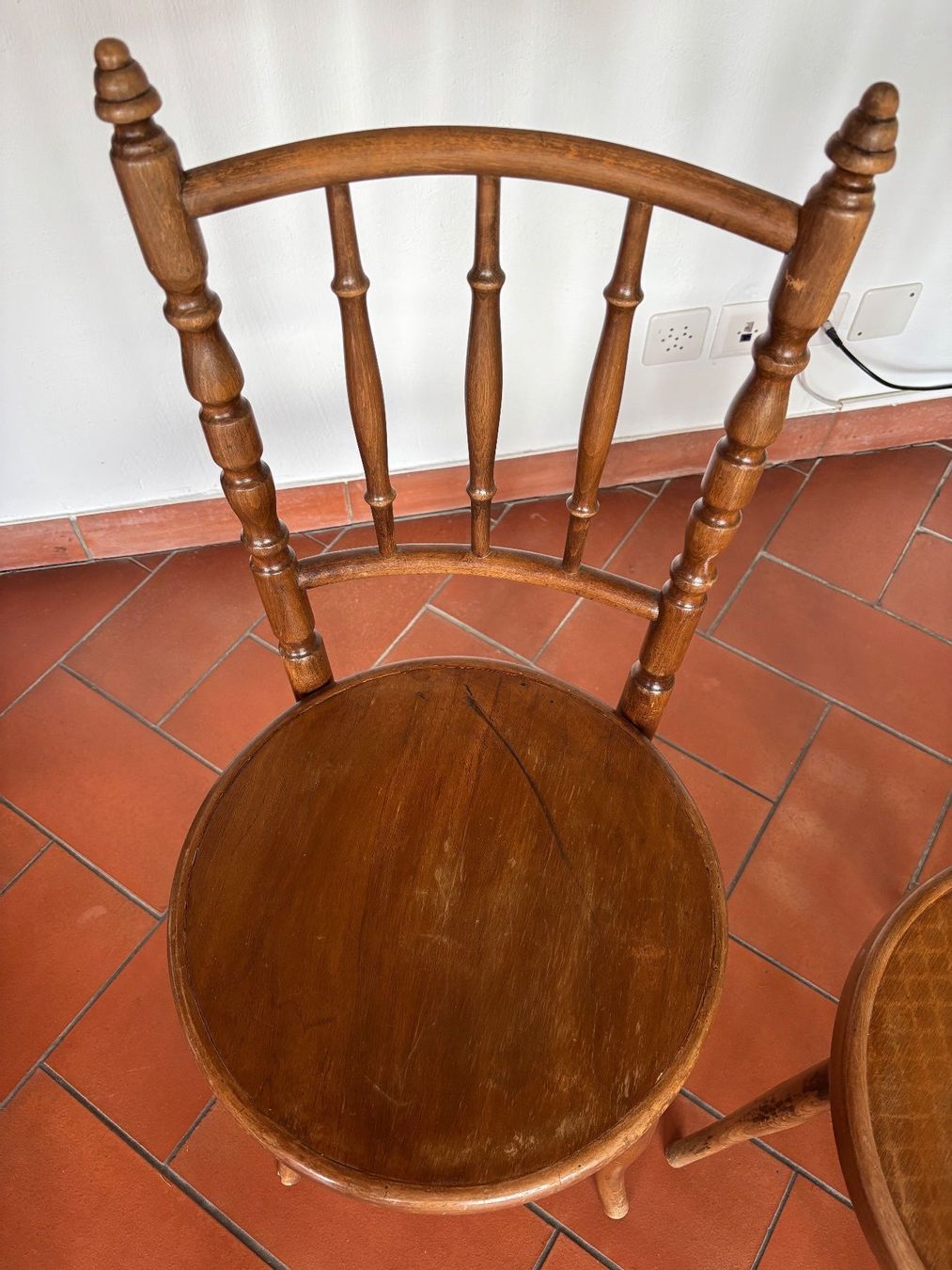 Stühle: Zwei Bistrostühle aus Holz – Gebraucht aus Beromünster von Uelibard 1