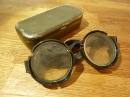 Schweizer Armee-Schutzbrille inkl. Metalletui.