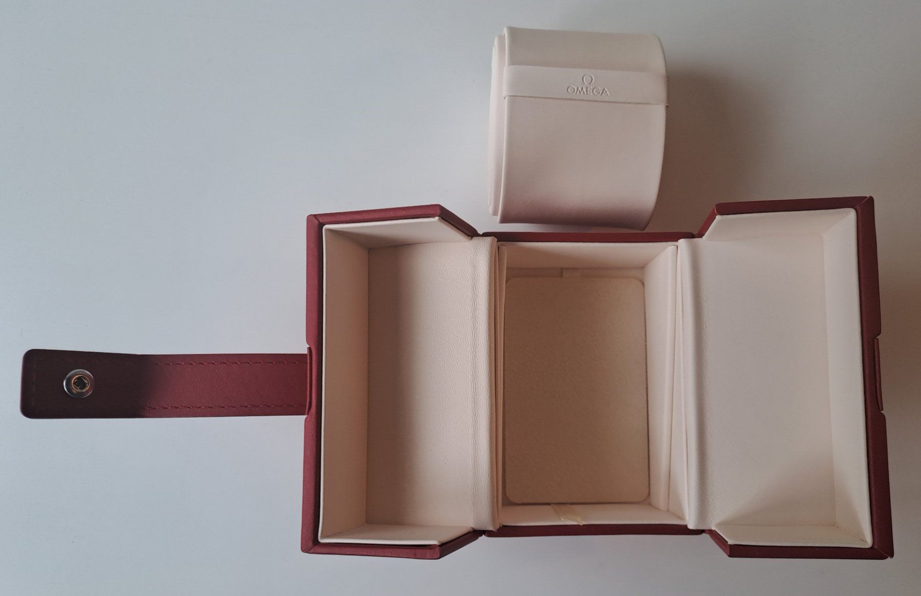 Omega Scatole porta orologi: Original Omega Uhrenbox, rot - Top Zustand – Nuovo e nell'imballaggio originale da Zürich venduto da hermes06 2