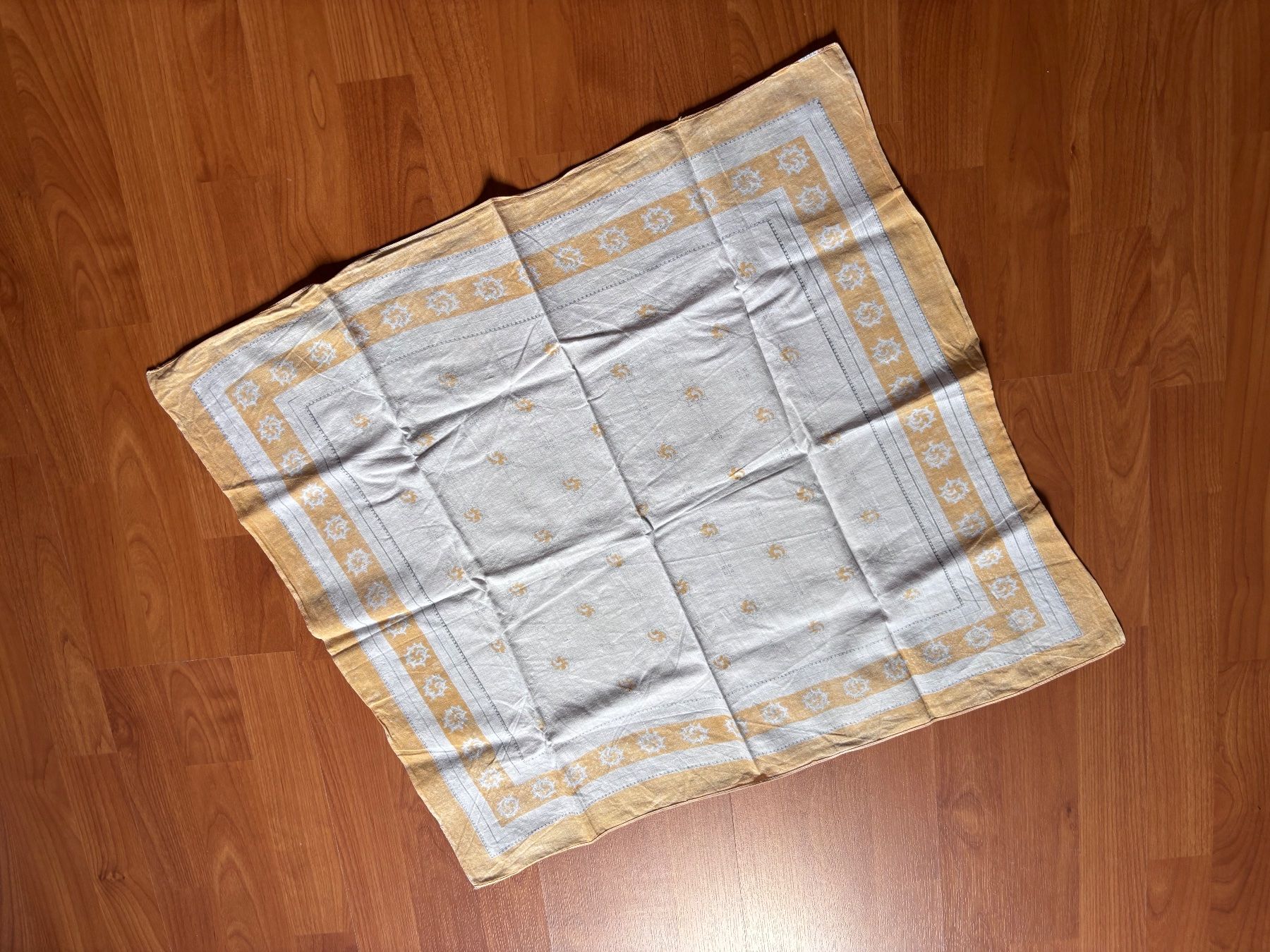 Foulard & Sciarpe: älteres Glarnertüechli weiss/gelb – Nuovo (secondo la descrizione) da Balsthal venduto da Uroby