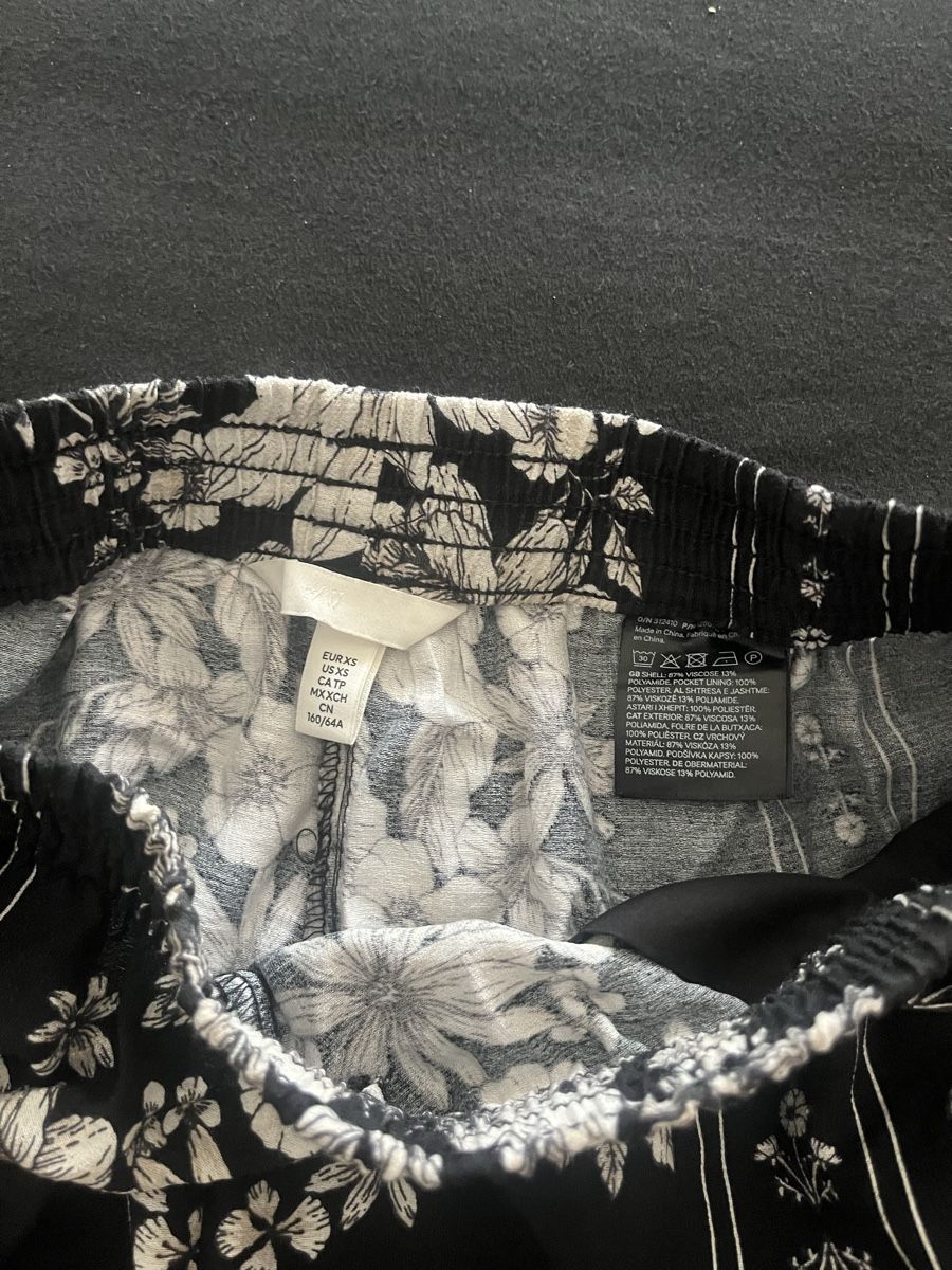 Kleiderpakete: Bluse und Hose Blumenmuster schwarz/weiss  – Neu (gemäss Beschreibung) aus Olten von sae_82z2 3