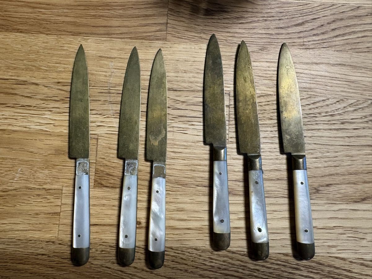 Set di posate: Messerkiste mit 6 Früchte/Käsemessern, Perlmutt-Griffe – Difettoso da Niederurnen venduto da Samsam84 1