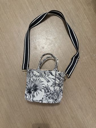 diverse Taschen zu verkaufen