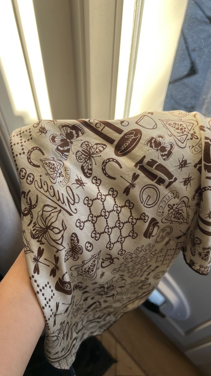 Gucci Foulard & Sciarpe: Seidenschal Gucci 90x90cm – Usato da Bern venduto da sheela3000 1