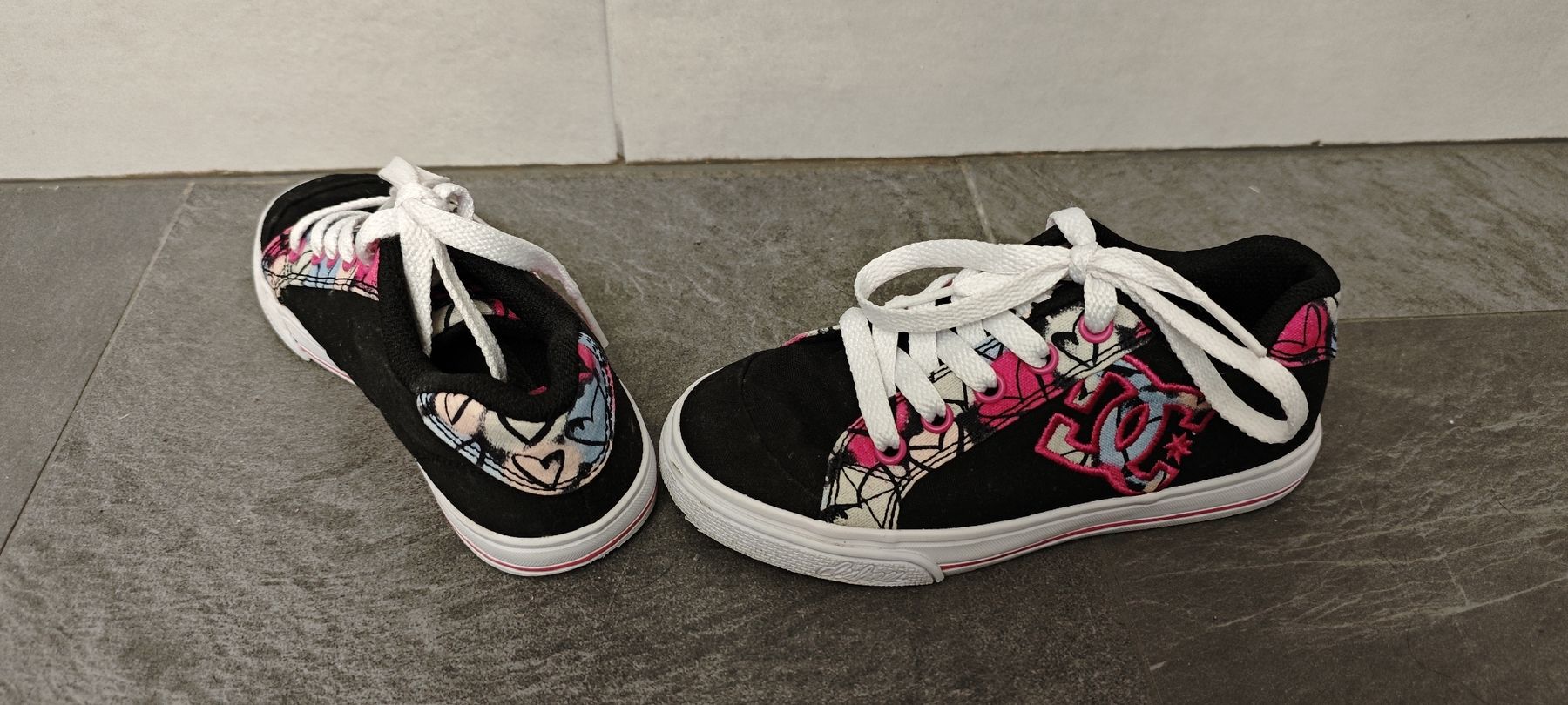 DC shoes Scarpe per ragazze: DC Kinderschuhe Mädchen schwarz-pink Gr. 29 – Usato da Visp venduto da Heilil