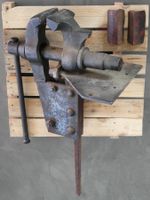 Alter brachialer grosser Schmide- Schraubstock