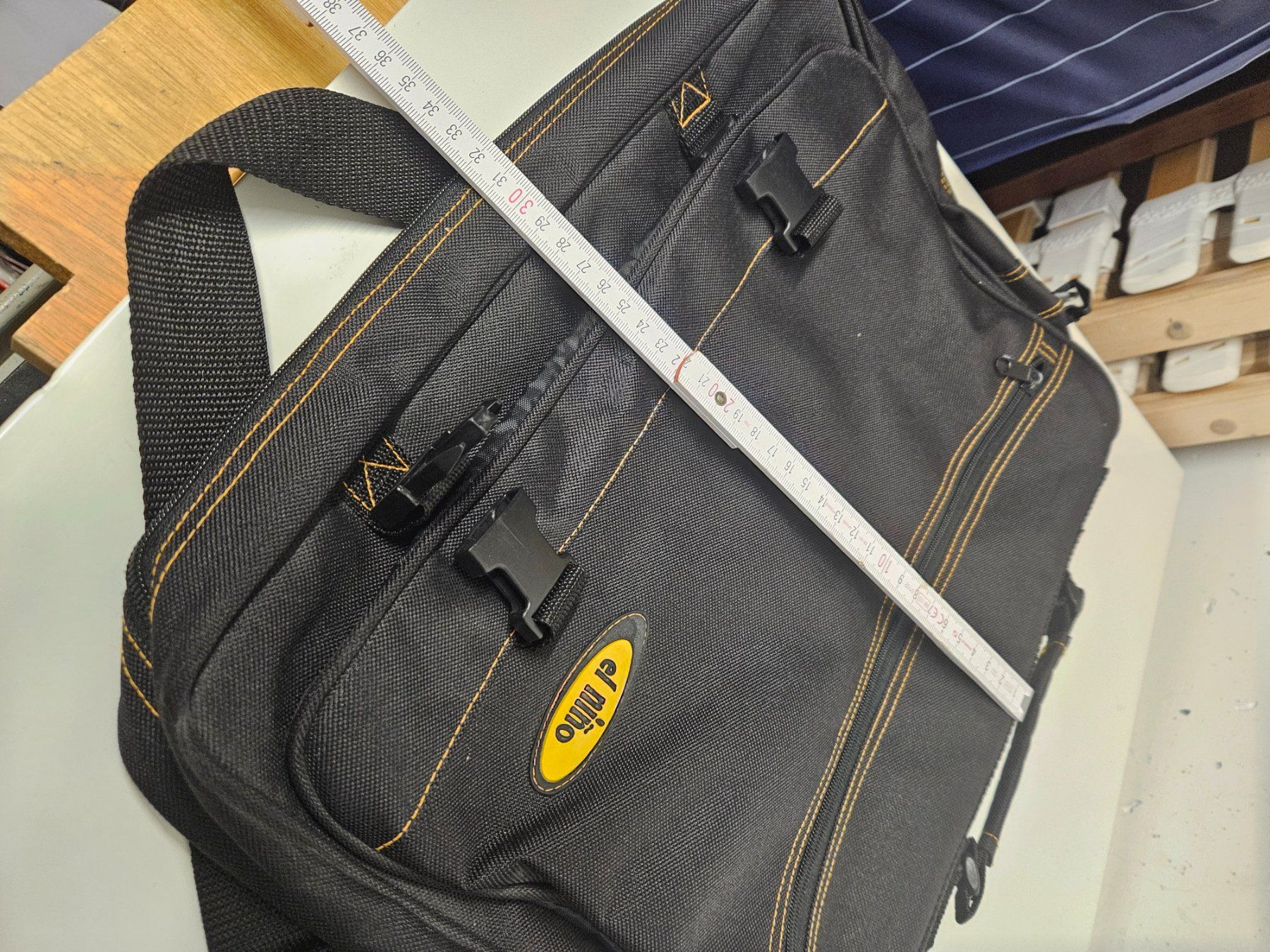 Notebooks: Schwarze Umhängetasche, Schultertasche, Freizeit, Laptop – Gebraucht aus Chur von Einszweidreiviermein 5