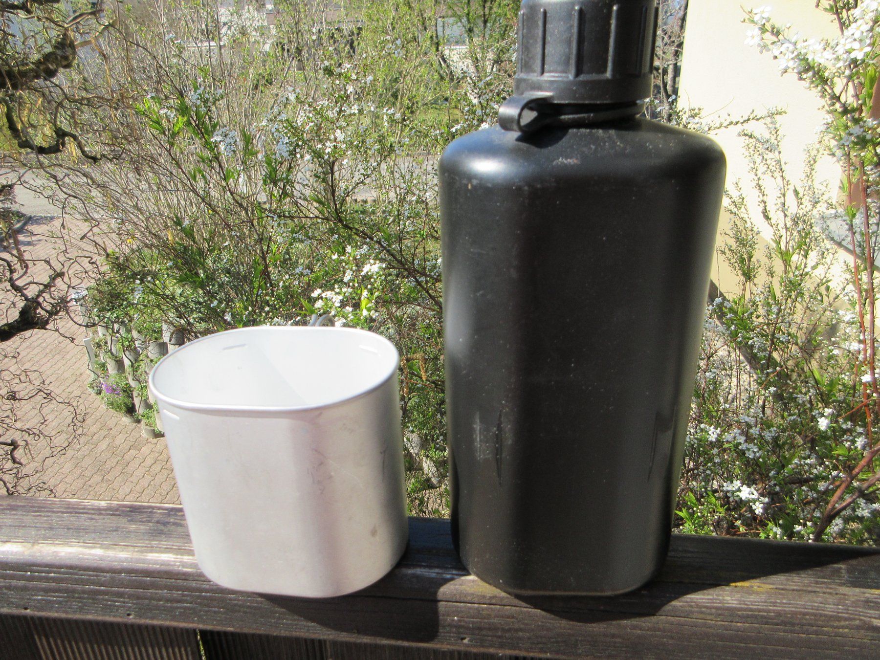Schweizer Armee Attrezzatura & Pezzi di ricambio: Militärfeldflasche mit Alubecher – Usato da Ins venduto da Ener52 1