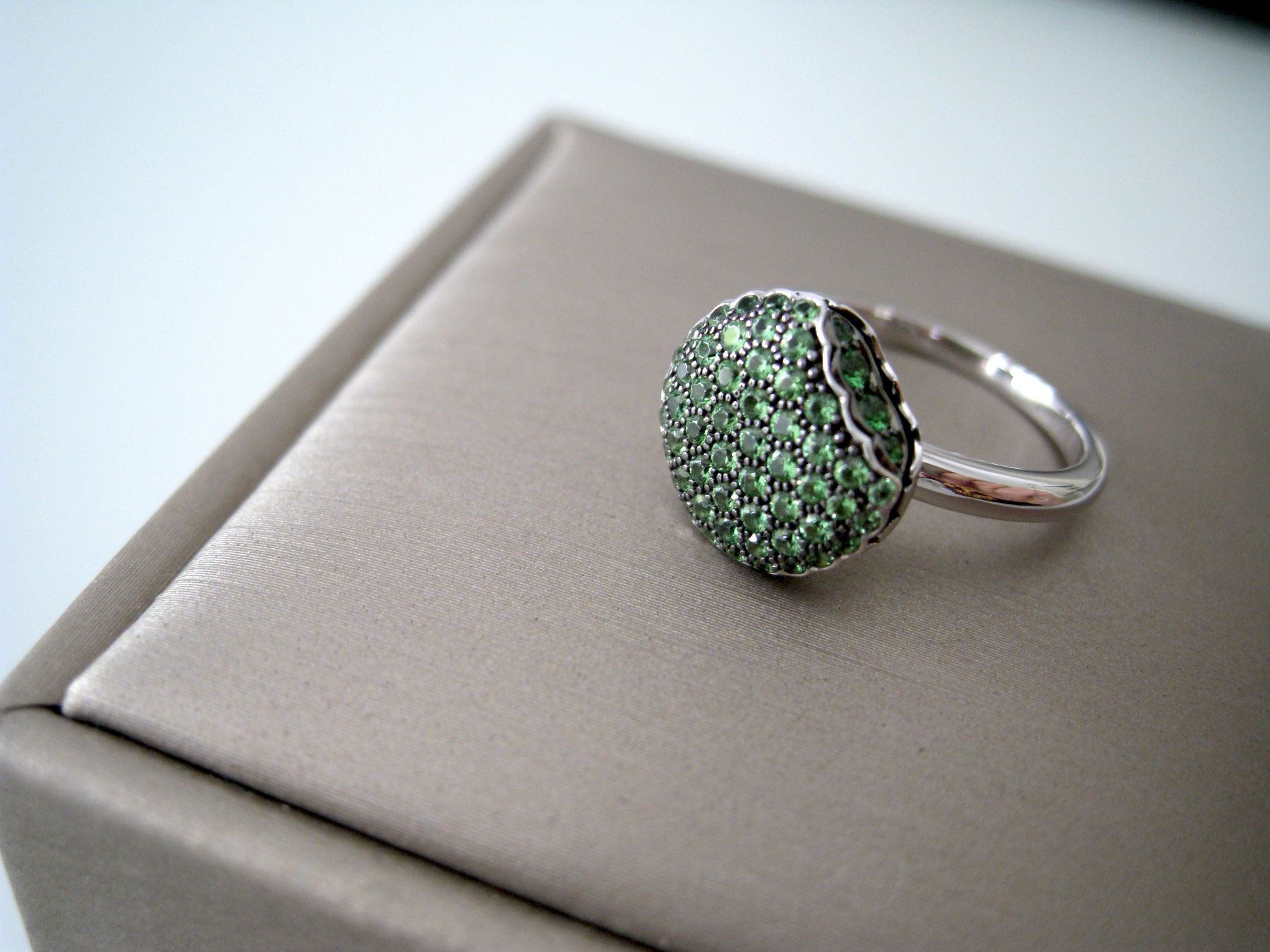 Boucheron Ringe: Bague Boucheron "Tentation Macaron", ornée de Tsavorites. – Neu (gemäss Beschreibung) aus Geneve von iBest 2