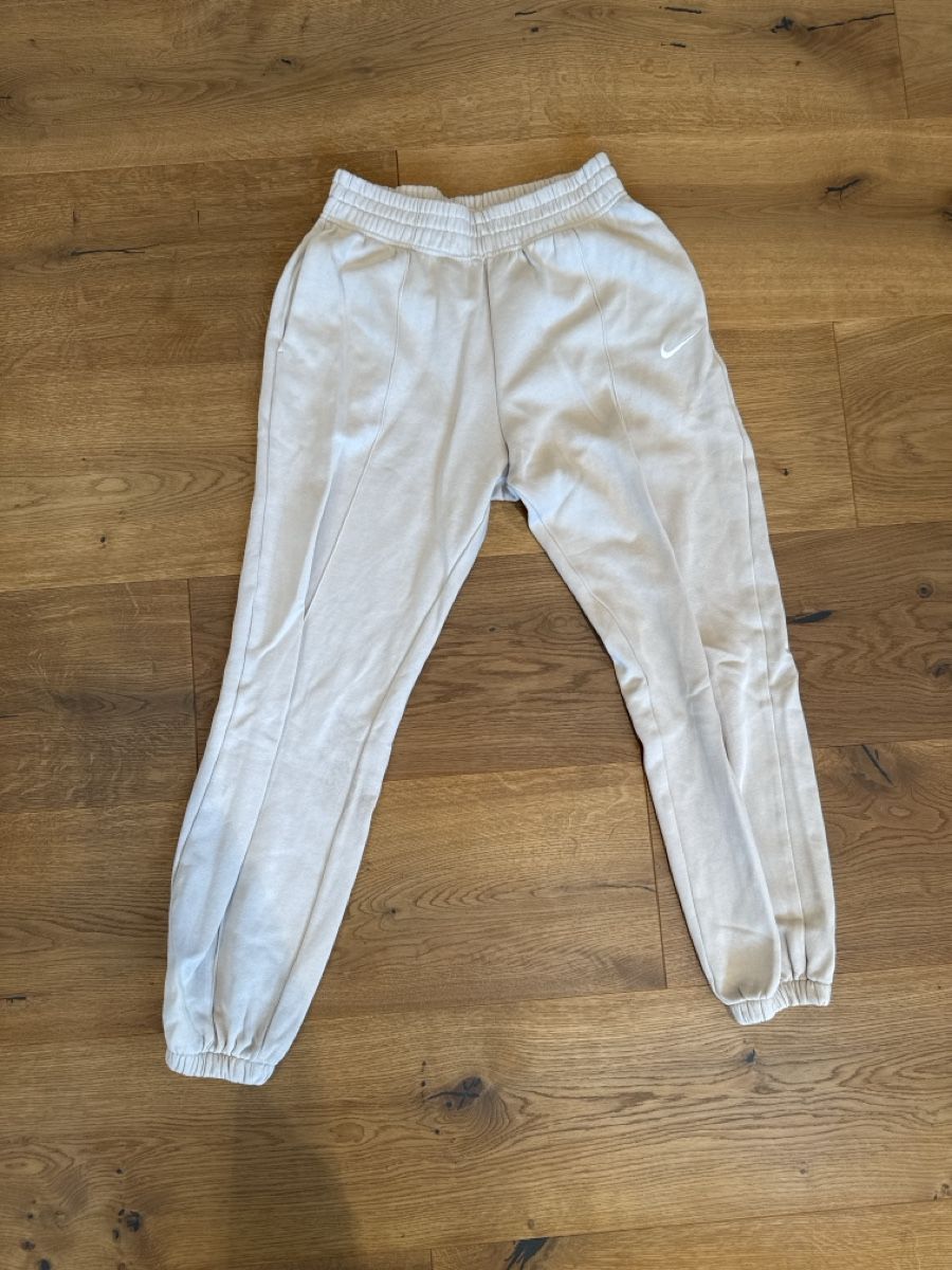 Nike Pantaloni: Nike Jogginghose beige – Usato da Zweidlen venduto da sweetchili_03