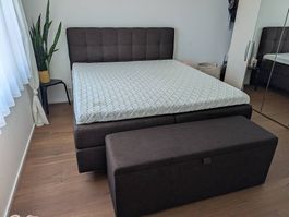Boxspringbett 180 × 200 cm inkl. Topper und passender Truhe