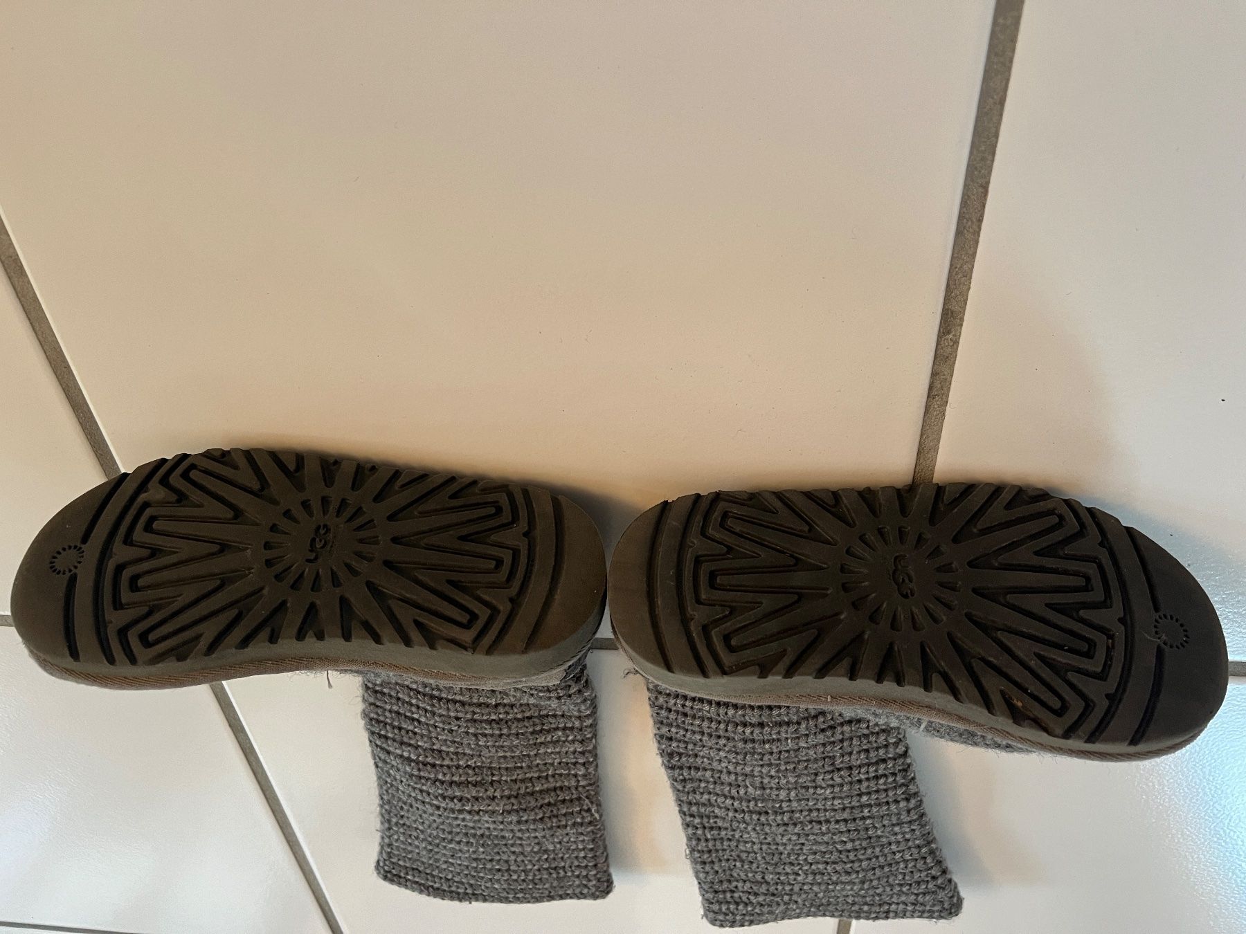 Ugg Chaussures filles: original UGGs, Gr. 27 – D'occasion à Flurlingen par absh 2