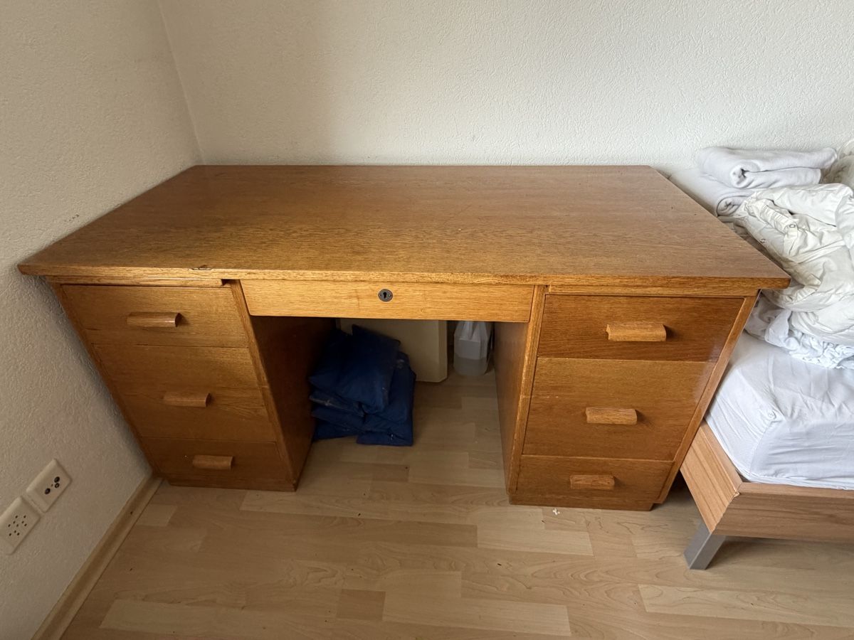Schreibtische: Alter, massiver Schreibstisch – Gebraucht aus Aarau von Maeschi4