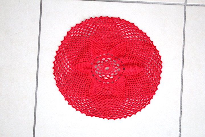 Altra biancheria da tavola: Rotes Häkeldecke , Durchmesser ca. 25 cm – Usato da Locarno venduto da fripui 1