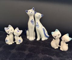 Vintage Keramik Katzenfiguren, blau-weisses Dekor, Set