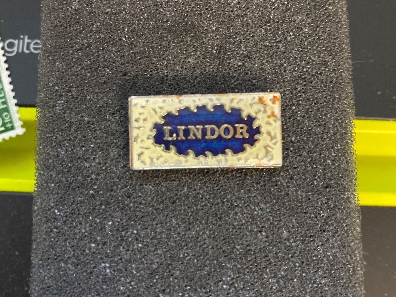 Plaketten & Abzeichen: PINS - LINDOR – Gebraucht aus Le Brassus von cinema13