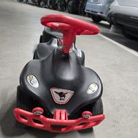 Schwarzes Bobby Car mit Anhänger