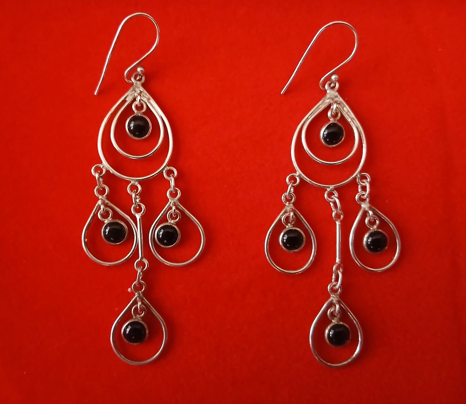 Ohrringe & -stecker: Orecchini in argento a chandelier, con onice nero – Gebraucht aus Tesserete von La-Fleur-De-Cerisier
