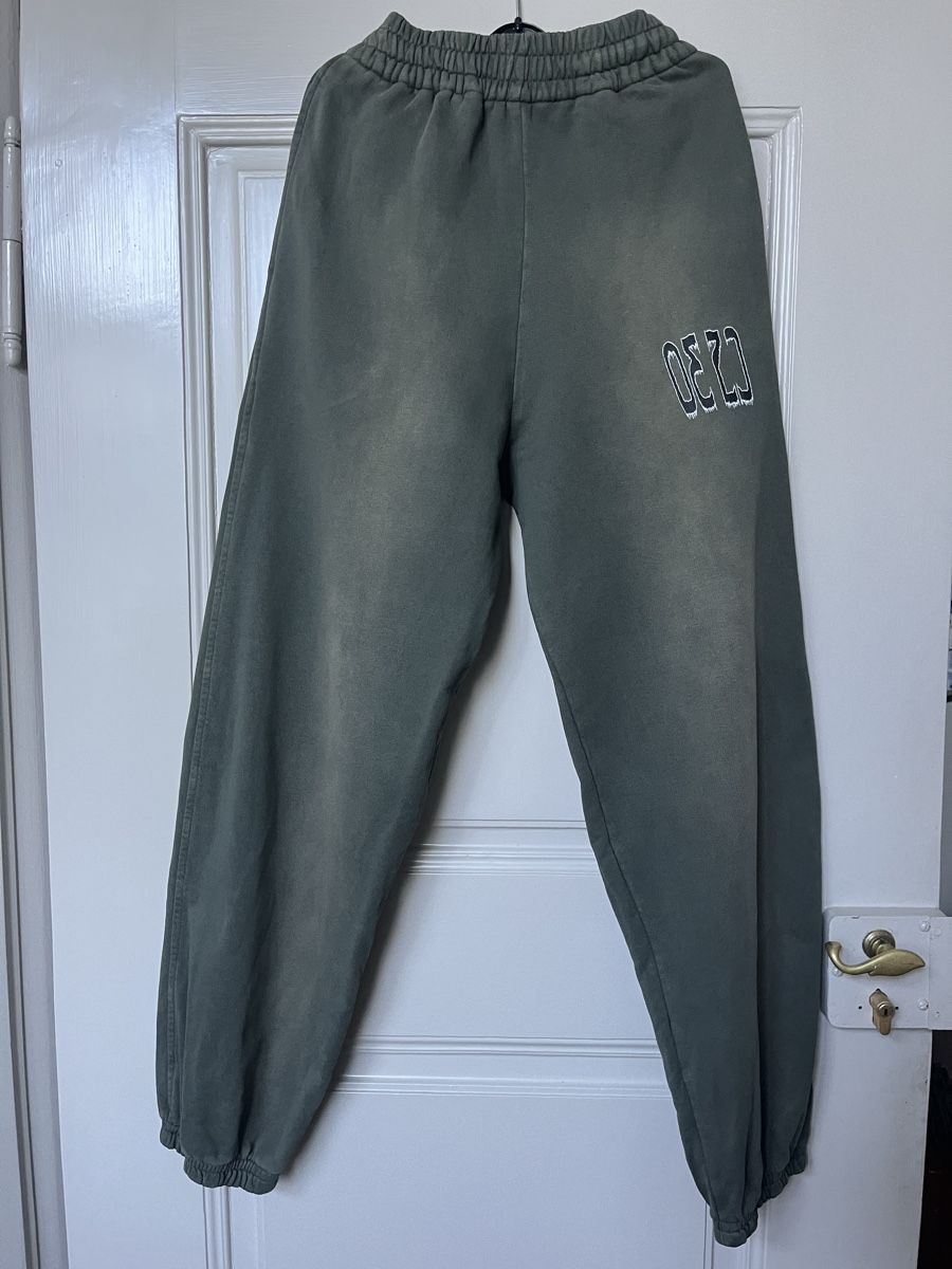 Pantaloni: 032C SPLICED SOFT JOGGER - Jogginghose - oliv Gr.XS – Usato da Basel venduto da arminafera