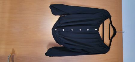 Schöne Bluse mit Knöpfen