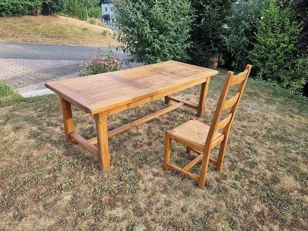 Set de table et chaises: Table en bois massif – D'occasion à bure par subarualan