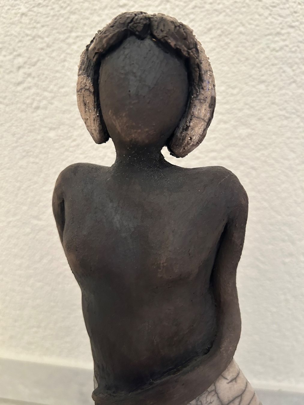 Statuette: Keramik Figur "Frau" – Nuovo (secondo la descrizione) da Lostorf venduto da Dalbi 1