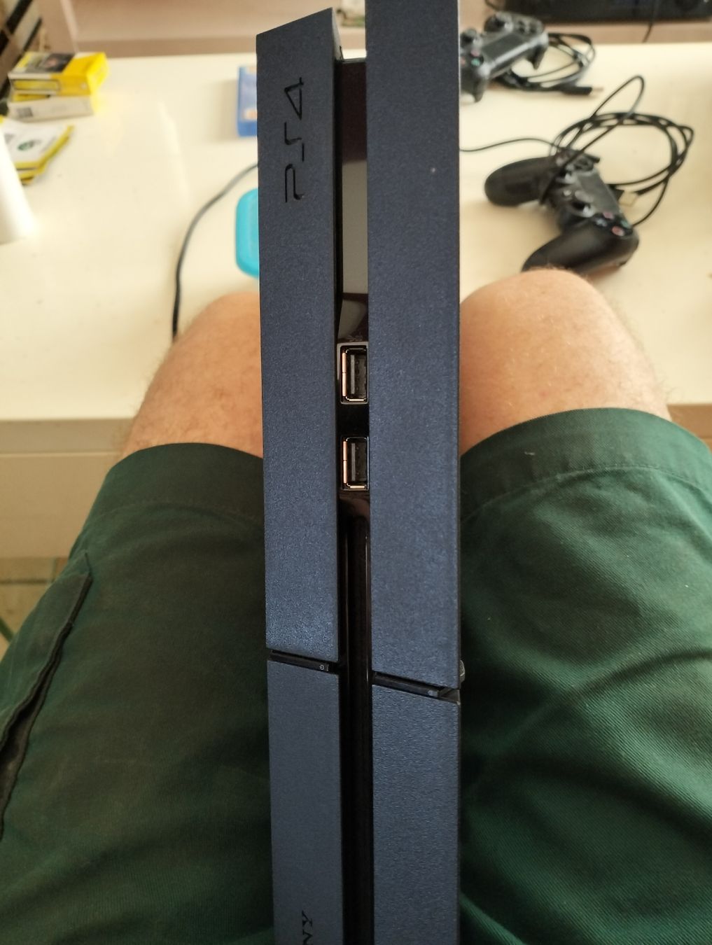 Sony Consoles: Playstation 4 mit 2 Kontroller und 6 Spiele – D'occasion à Ossingen par Challenger74 5
