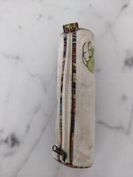Etui mit Grille Motiv helle Farbe