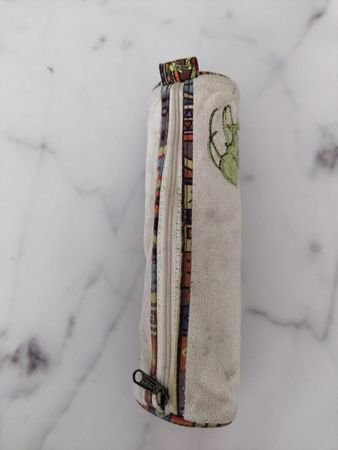 Etui mit Grille Motiv helle Farbe