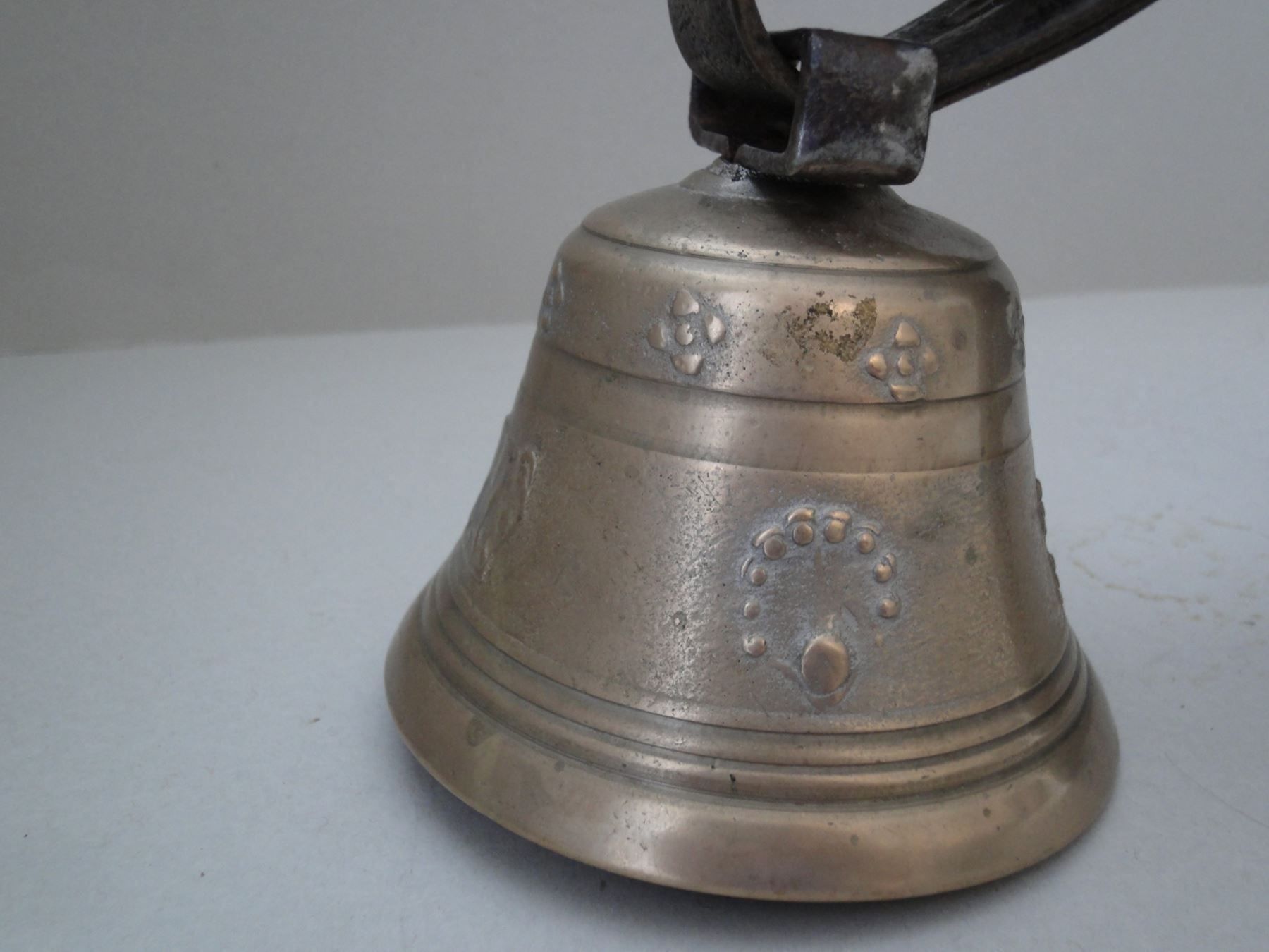 Cloches & sonnailles: Alte Glocke mit Riemen – D'occasion à Chur par omonia 4