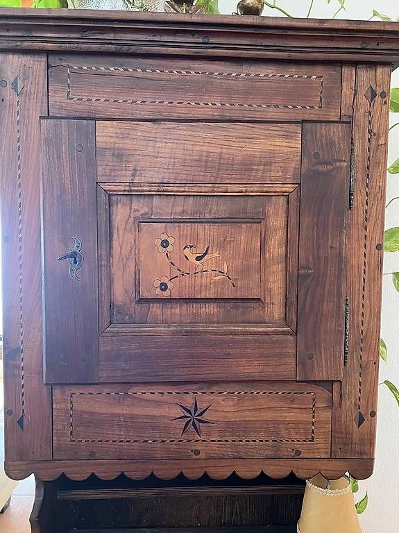 Schränke: Apothekerschrank handbemalt mit Intarsien – Gebraucht aus Quarten von car_s76g 2