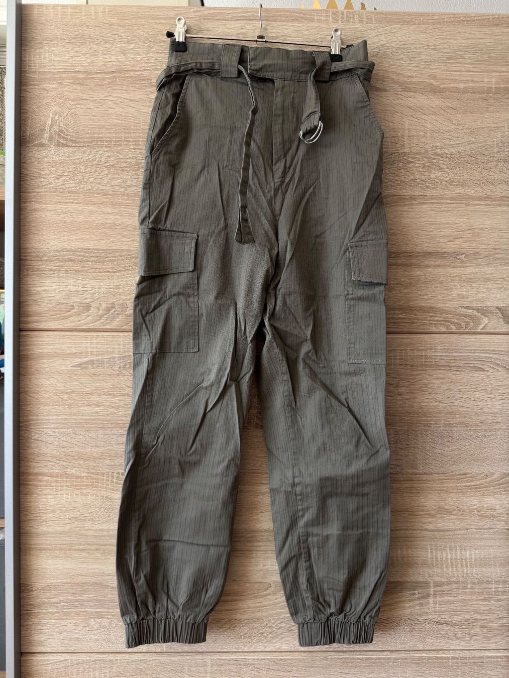 Tally Weijl Pantaloni: Pantalon cargo kaki – Usato da Montreux venduto da Izapechee