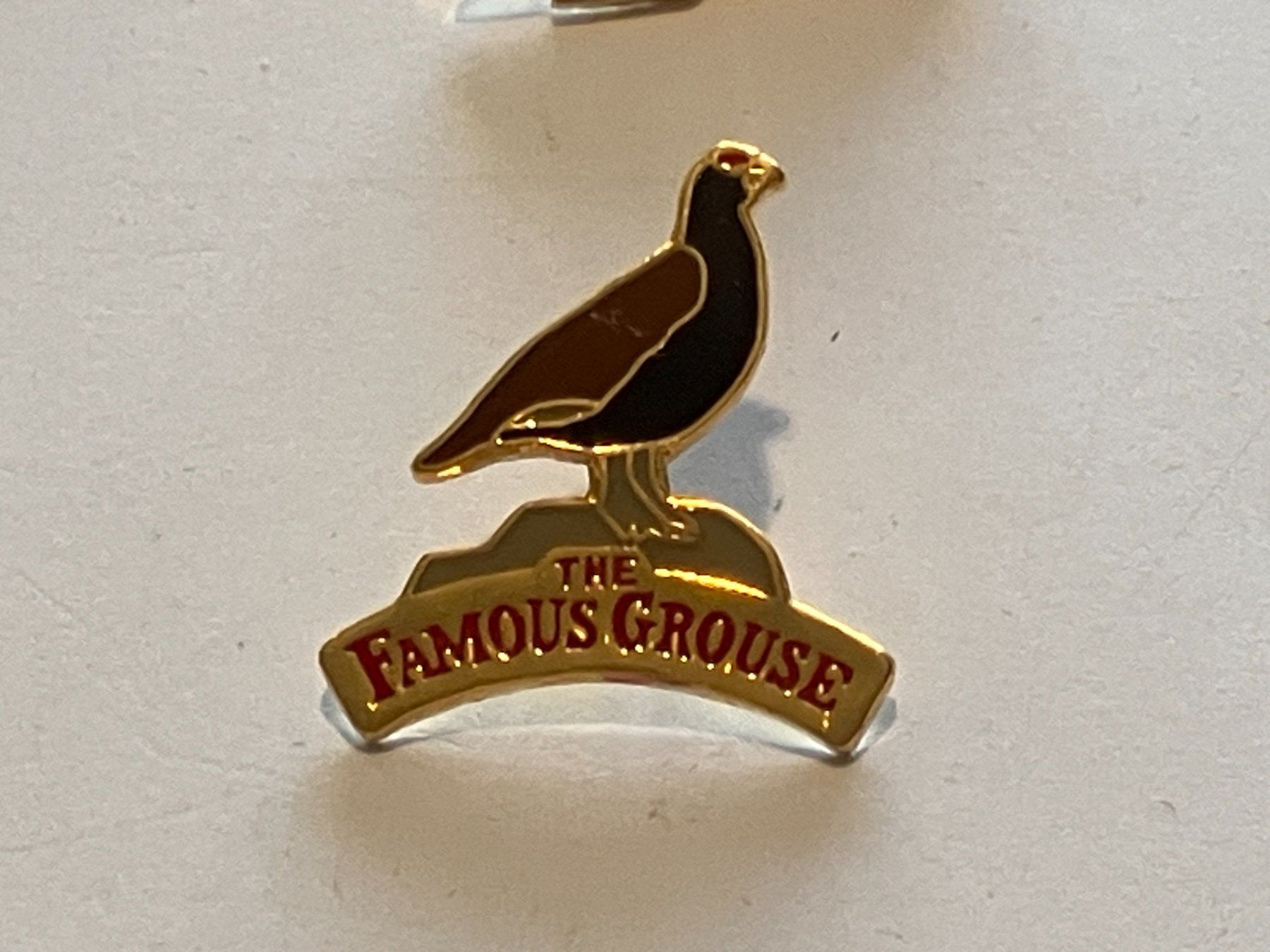 Placchette & Badge: 1 Pin The Famous Grouse – Usato da Basel venduto da djwwpp