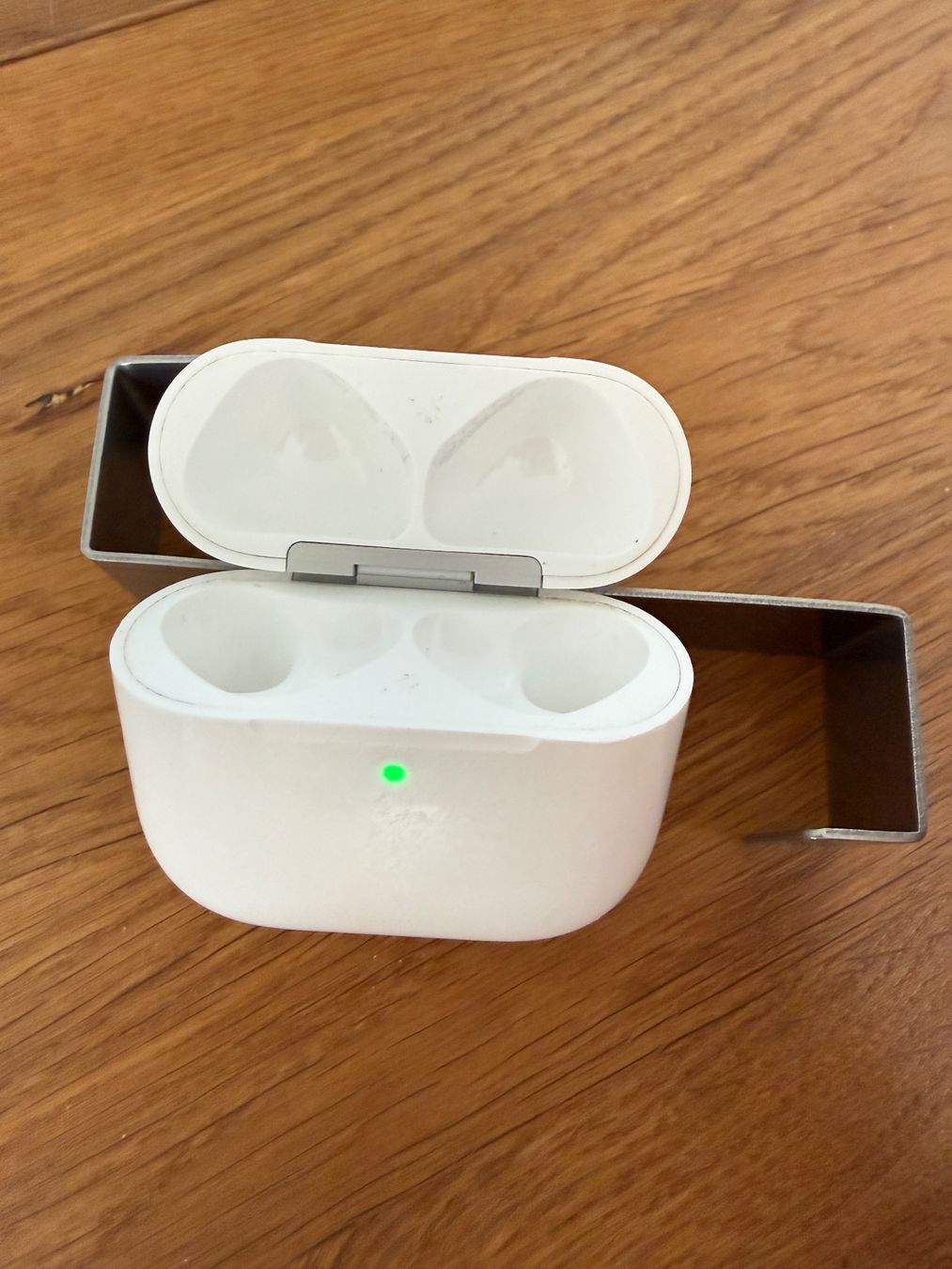 Apple Cuffie: APPLE AirPods 4 Charging Case – Usato da Lausanne venduto da Nine1982