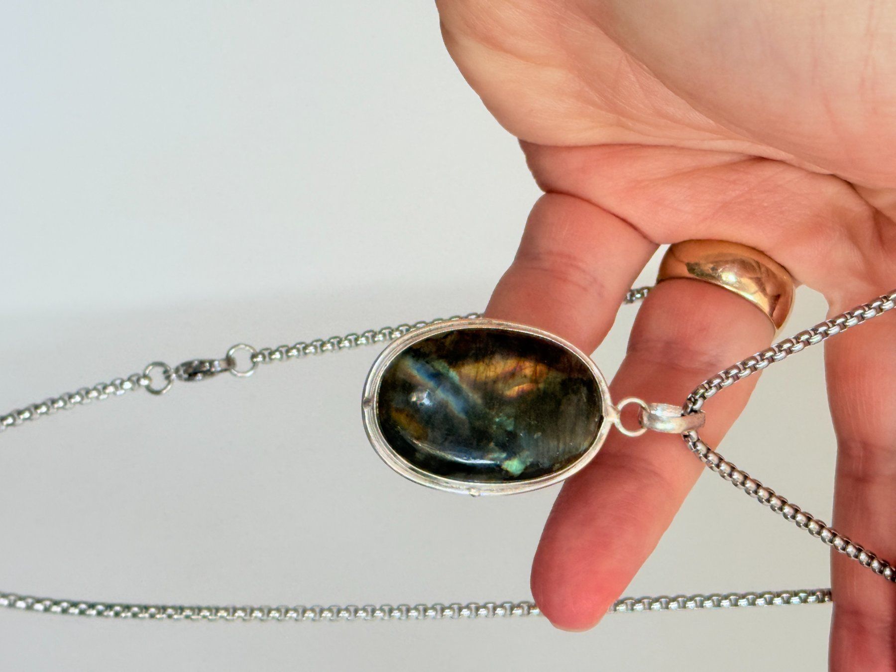 Catenine: Collier pendentif Labradorite - Élégance brute – Nuovo e nell'imballaggio originale da Genève venduto da AWWA 2
