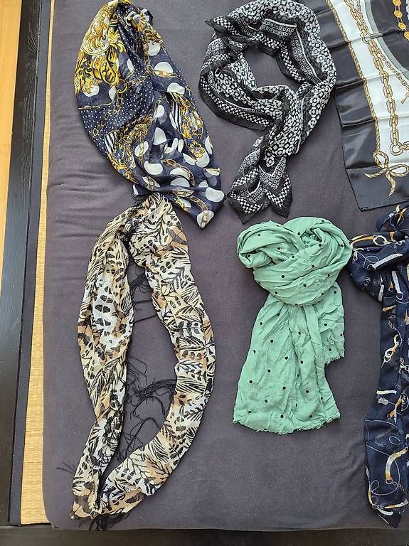 Foulard & Sciarpe: Set mit 11 Schals / Foulards – Usato da Kriens venduto da Moana89 3