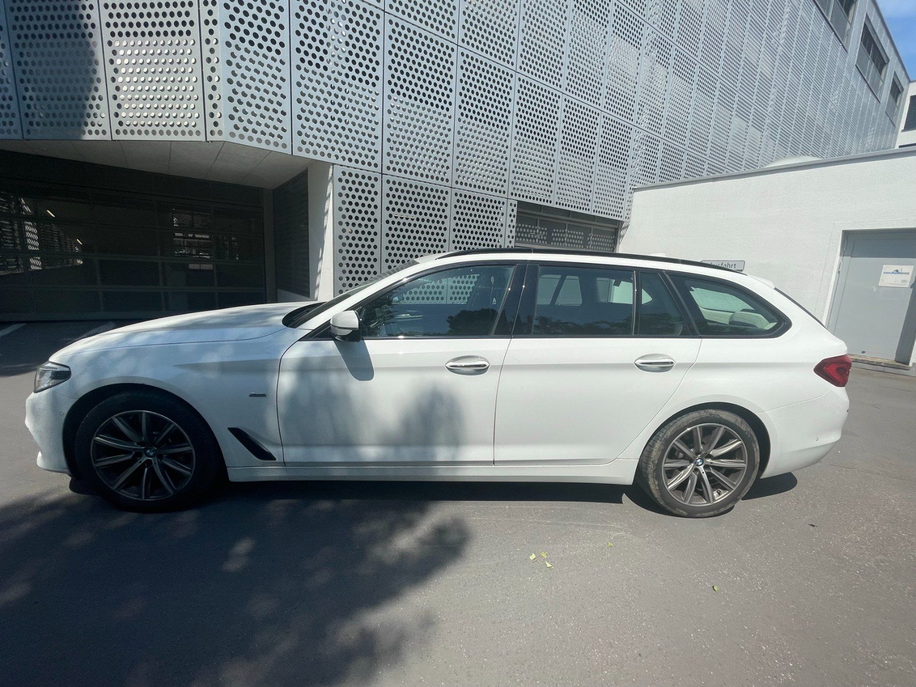 BMW Automobili: BMW 530d Touring xDrive Steptronic – Usato da Stäfa venduto da automoor 2